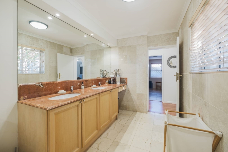 4 Bedroom Property for Sale in Fresnaye Western Cape